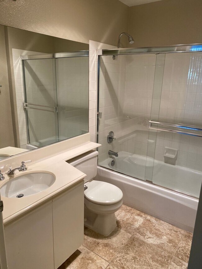 Building Photo - 2 Bed/2 Bath Condo in Martinique Complex -...