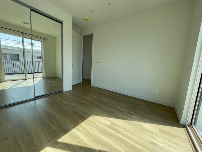 Building Photo - JUST COMPLETED MODERN TOWNHOMES! Never Liv...
