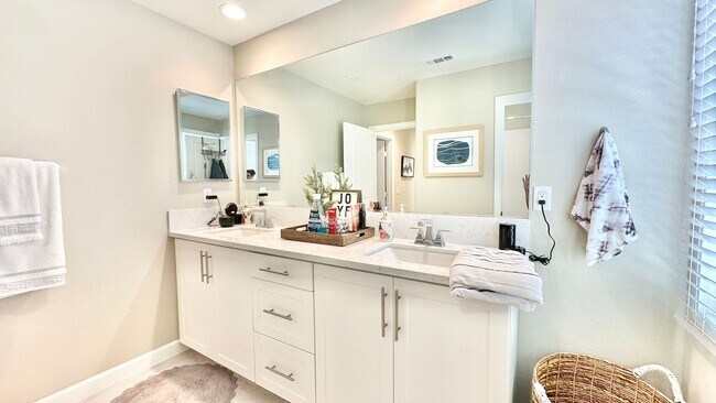 Building Photo - Beautiful "Model" Show Townhome in the Gat...