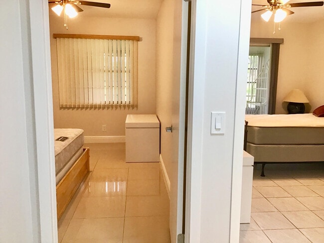 Building Photo - 1004 Newcastle A