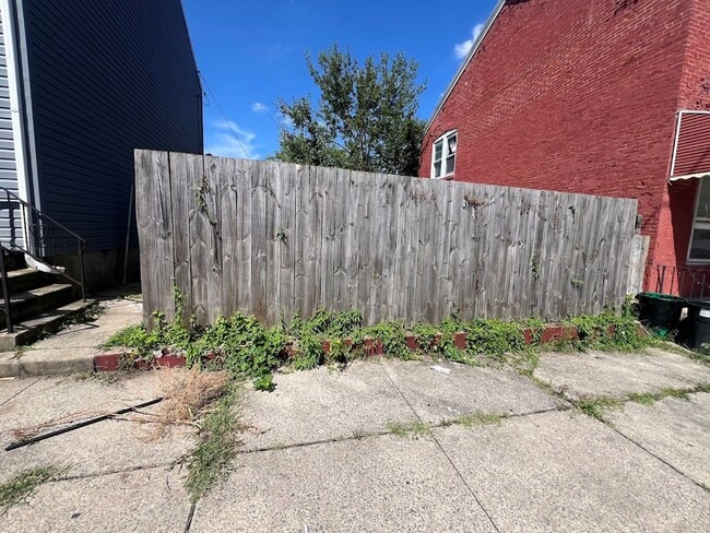 Building Photo - Newly updated 3 bedroom home