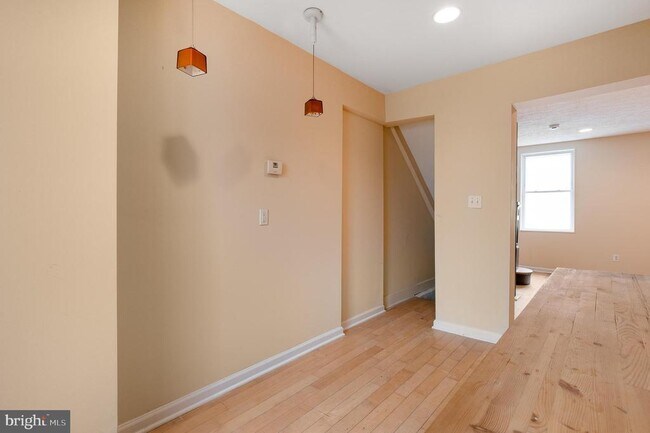 Building Photo - 1123 W Lombard St
