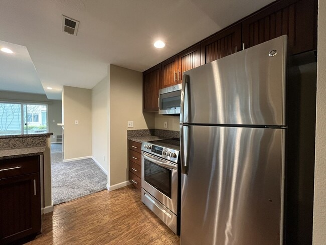 Building Photo - Ground Floor End Unit on Jantzen Beach with River Views & Flexible Living Space