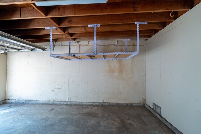 Building Photo - 2600 Huntington Dr