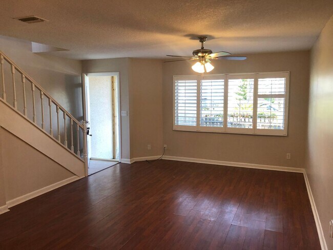 Building Photo - 2 Bed 1.5 Bath Townhome Located in Jacksonville Beach - Fenced in Yard!