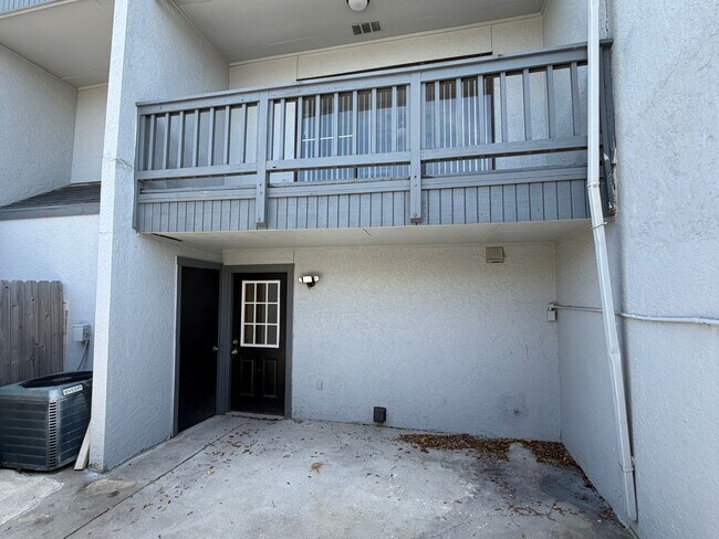 Building Photo - South Side Two Story Townhome!!