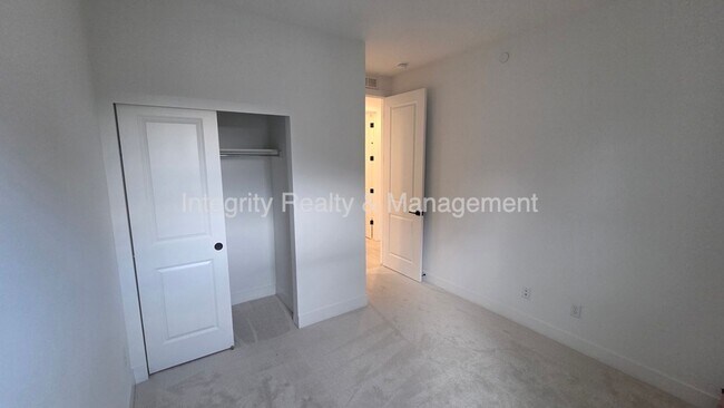 Building Photo - 11014 E Hinsdale Cir