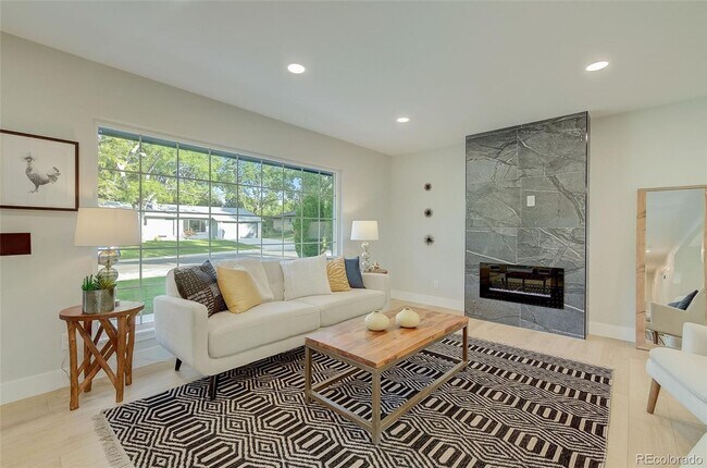 Building Photo - 5 Bedroom 3 Bathroom in Denver's Southmoor...