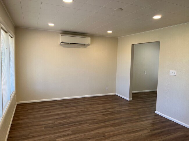 Building Photo - Updated 2-bedroom duplex in Thurston!