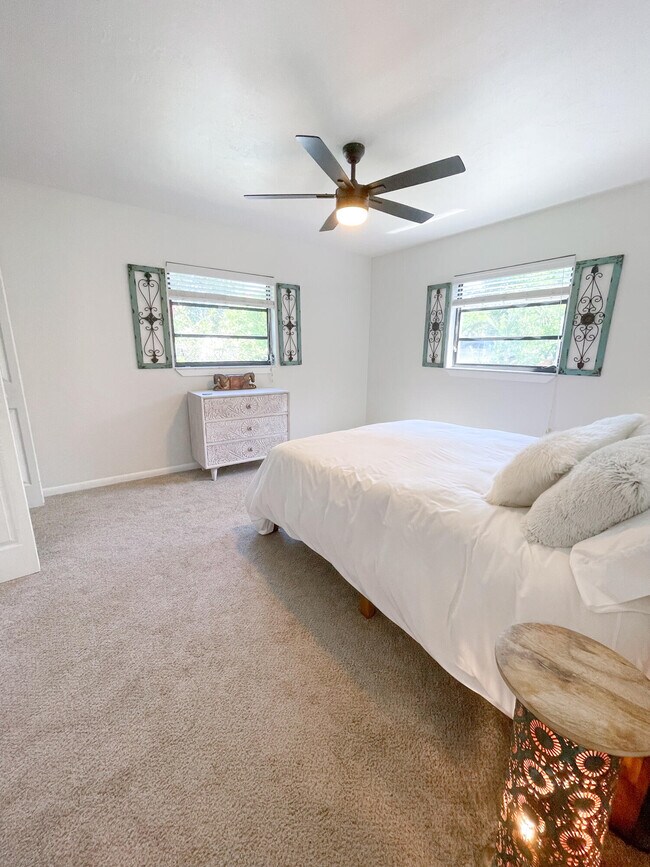 Building Photo - 6432 SE Clairmont Pl