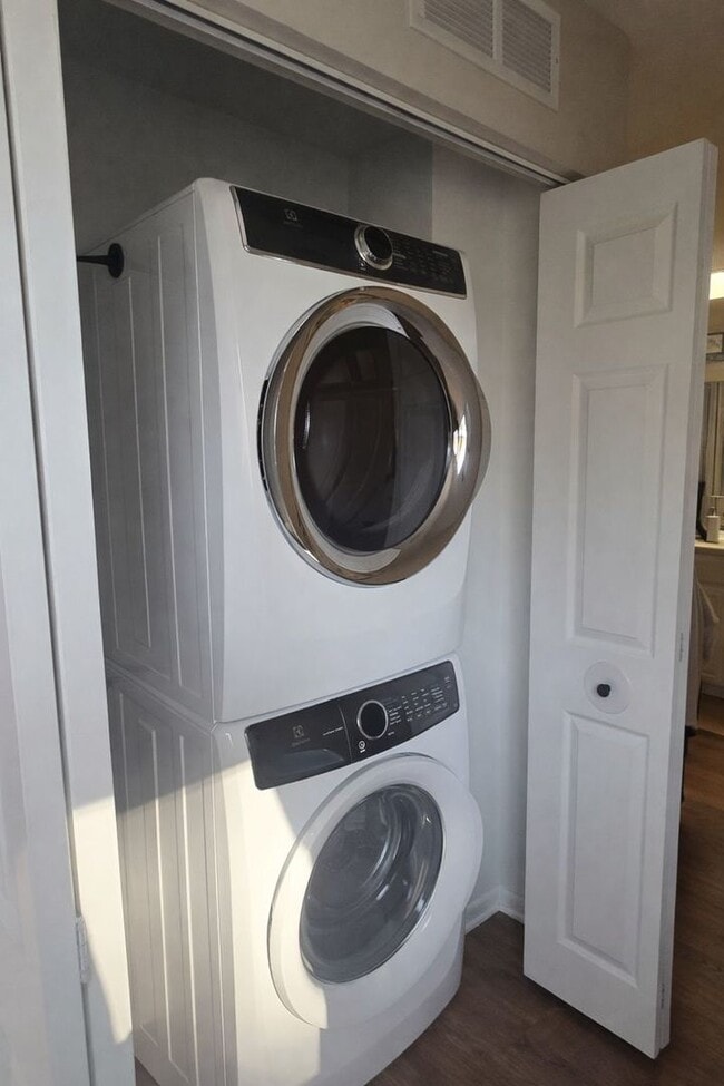 Building Photo - 25151 W Lincoln Dr