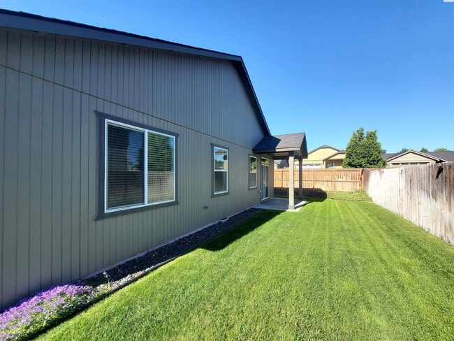 Building Photo - For rent West Kennewick
