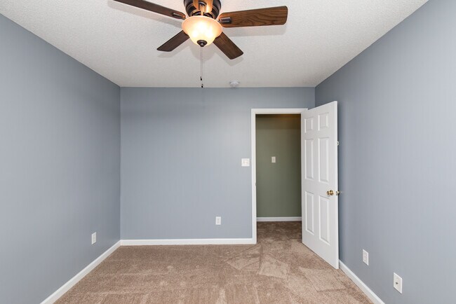 Building Photo - 4 Bedroom 2 Bath