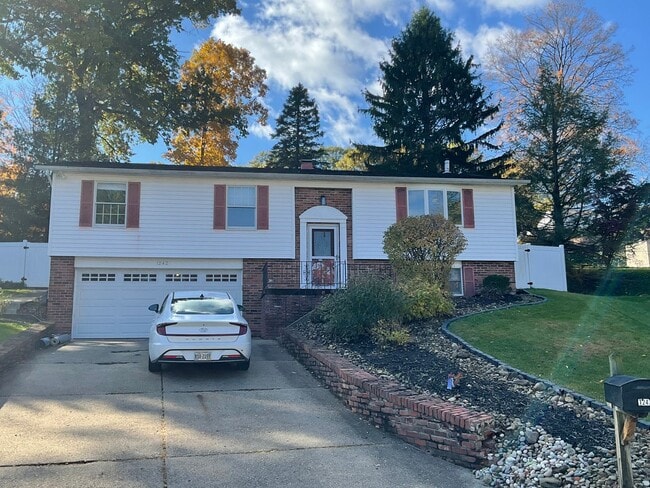 Building Photo - Spacious 3bed 3 bath Split-Level in Bethel Park – Updated Interiors & Private Backyard Oasis