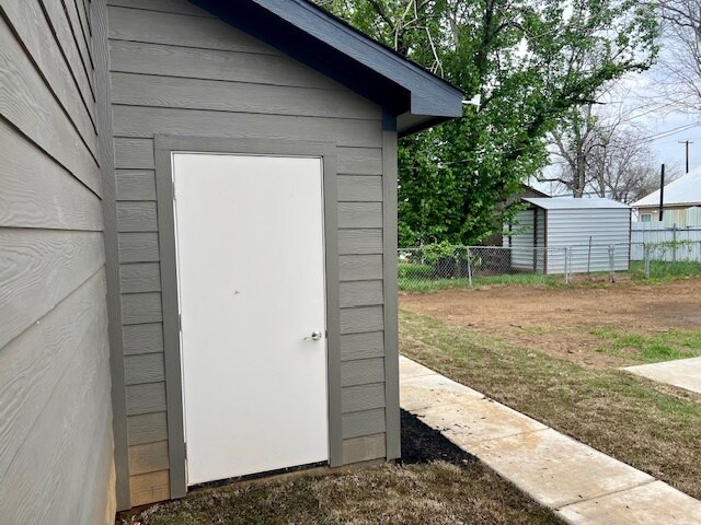 Storage - 5827 Grayson St