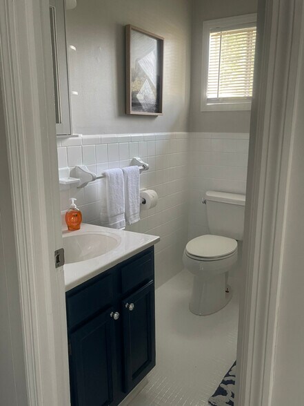 Building Photo - 1085 W Shore Dr