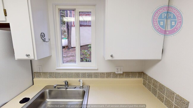 Building Photo - West Linn!!!  Stylish Townhouse, Private C...