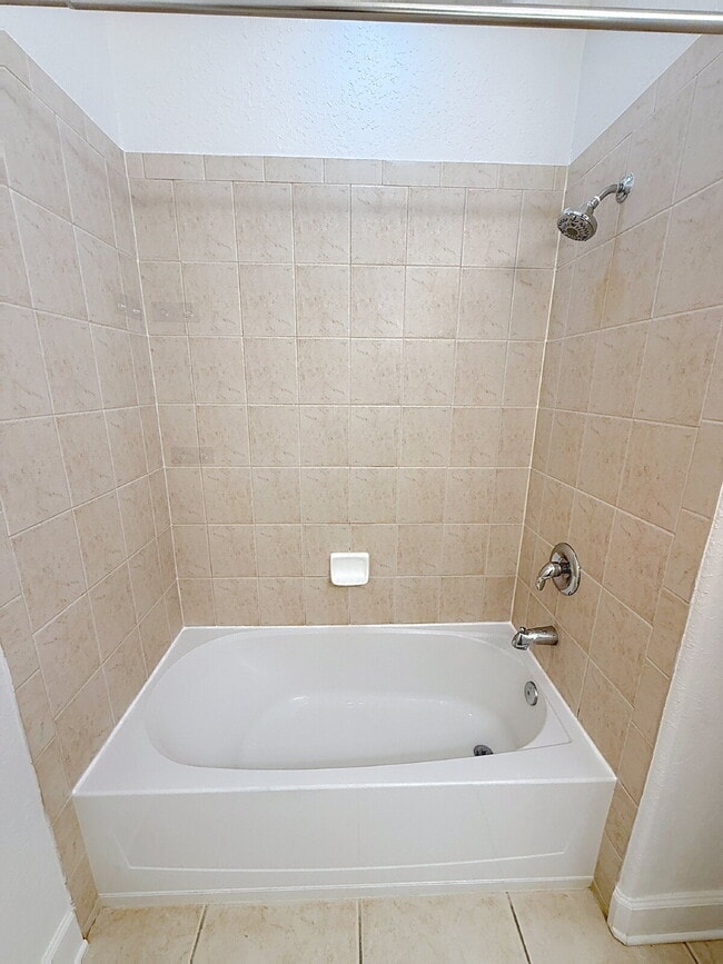 Building Photo - Beautiful 3 Beds and 2.5 Baths townhome with 2 car garage in Stonebridge Commons!