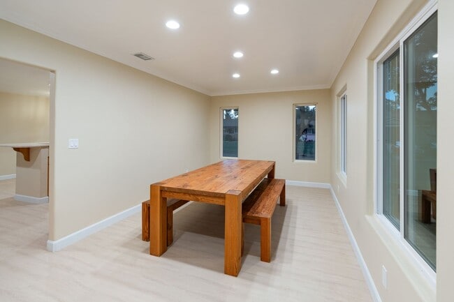 Building Photo - Large 5 Bedroom 4 bathroom Home