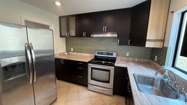 Building Photo - EPIC REA: Charming 2Bed/1Bath Condo w/ Parking