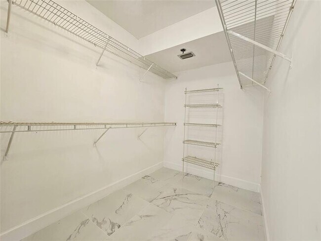 Building Photo - 2232 N Cypress Bend Dr