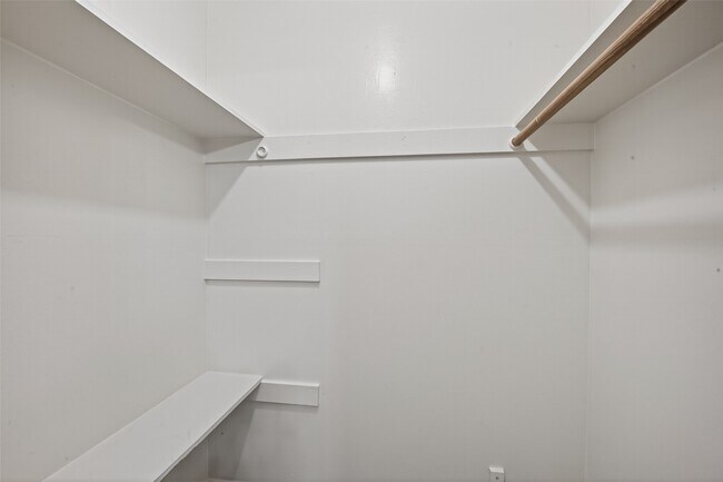 Building Photo - 9667 Meadowvale Dr