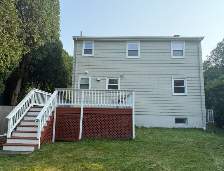 Building Photo - 72 Grassland St