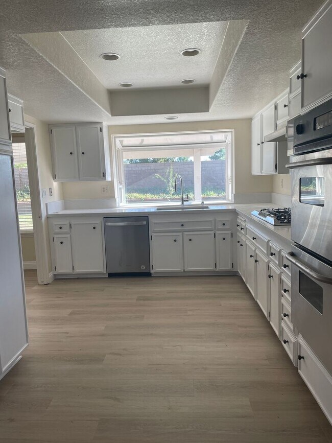 Building Photo - Gorgeous 4 Bedroom 2 Bathroom Home with Lo...