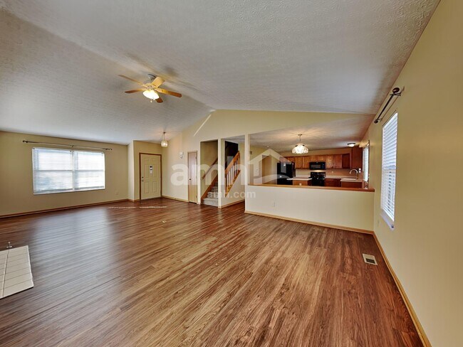 Building Photo - 906 Lakeway Ct E