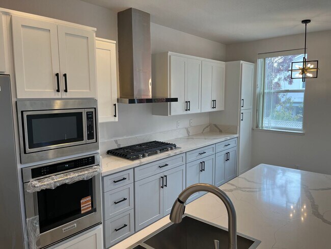 Building Photo - Remodeled Townhome in the Heart of Cupertino!