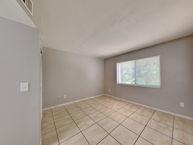 Building Photo - 2549 S Oak Ave