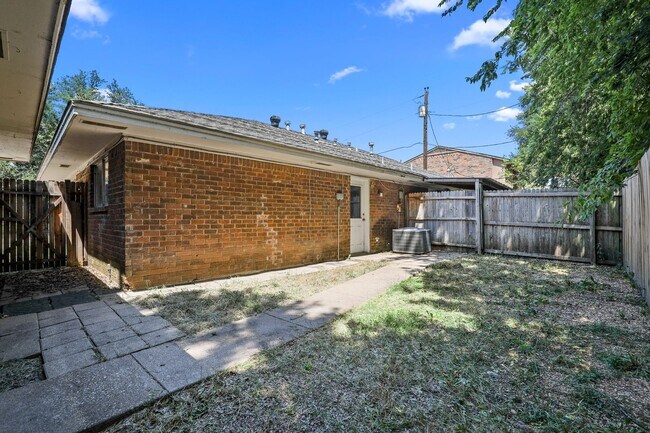 Building Photo - 2429 Lakeview Cir