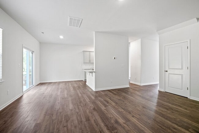 Building Photo - Brand New 5 Bedroom 3 full baths