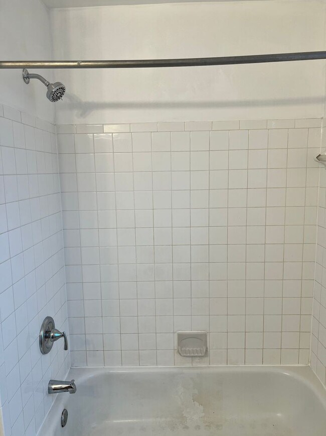 Building Photo - Spacious 3 Bedroom End Unit- Baltimore, MD