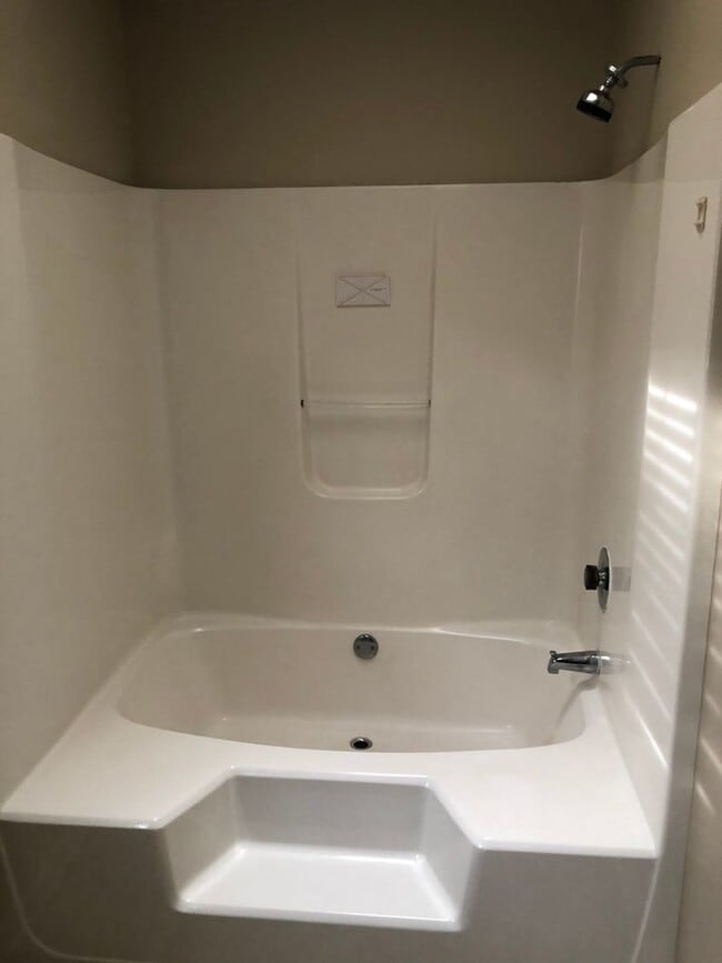 Building Photo - Rolling Acres - End Unit!  CARPET/LVP. WAS...