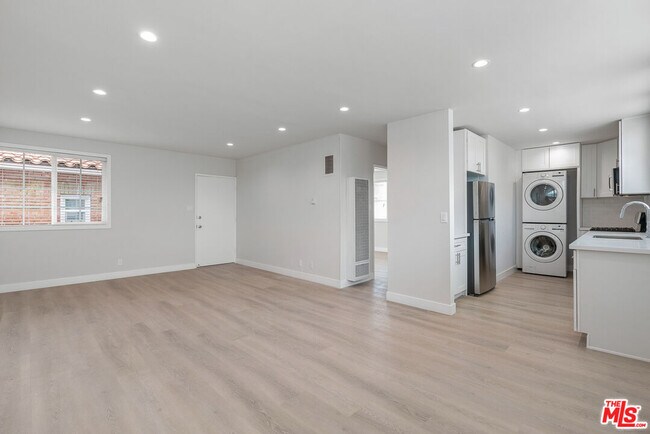 Building Photo - 144 N Swall Dr
