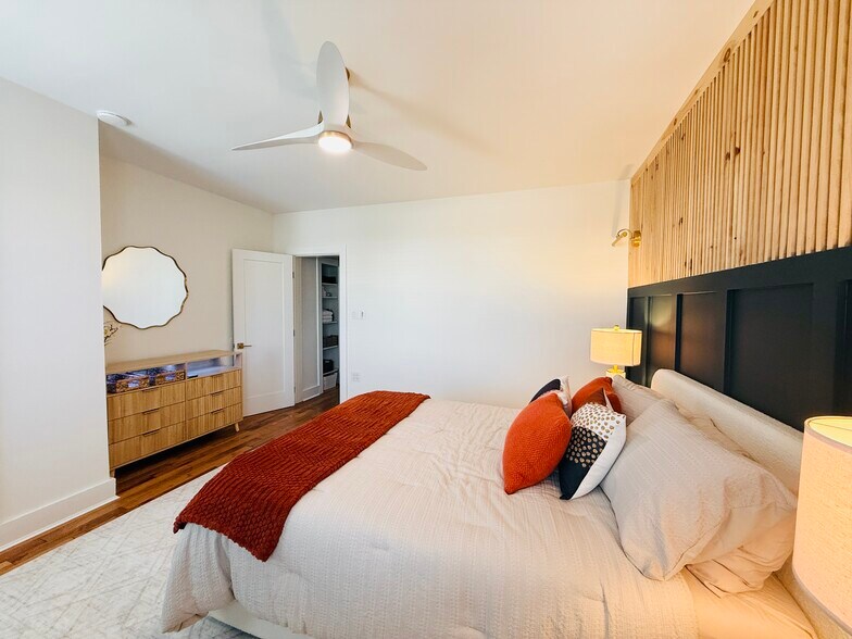 Bedroom - 2504 E York St