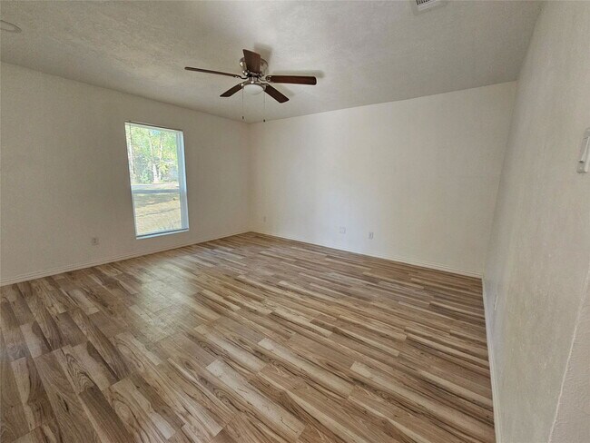 Building Photo - 105 E Wavy Oak Cir