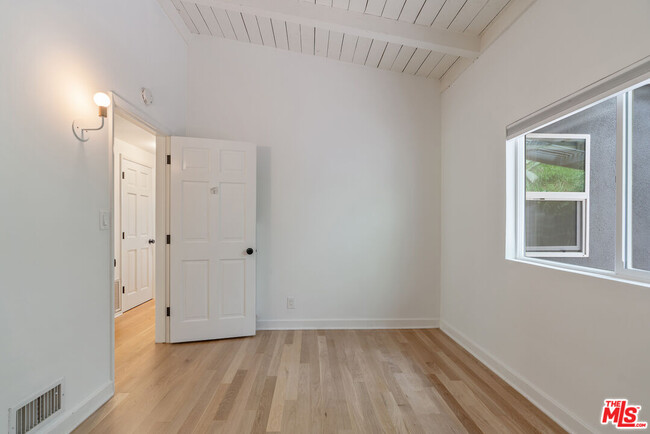 Building Photo - 3337 Ledgewood Dr