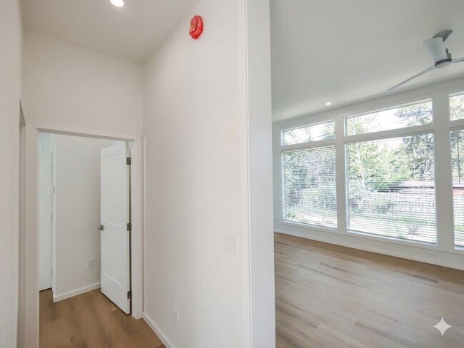 Building Photo - Fully Fenced Private Single-Level 2x2 Retreat in Bend with Bonus Office Nook!