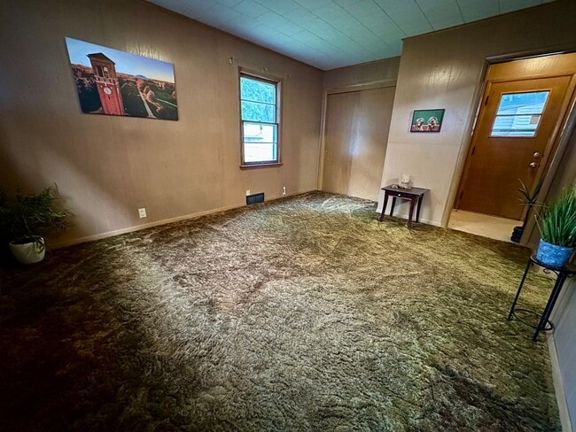 Building Photo - 3bed, 1 bath home for rent in Waterloo.