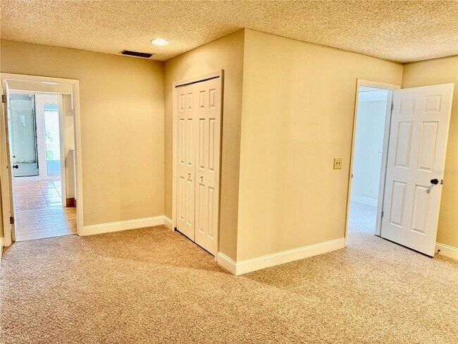 Building Photo - 633 Desoto Dr