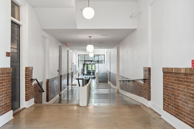 Building Photo - 601 Madison St