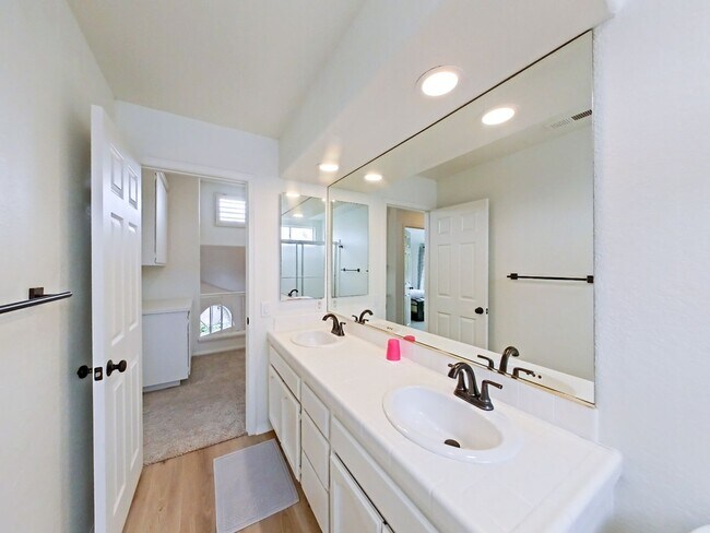Building Photo - FURNISHED - Elegant 3 bedroom with office ...