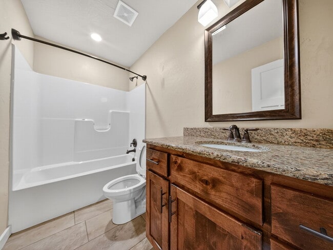 Building Photo - 1420 S Treetop Ct
