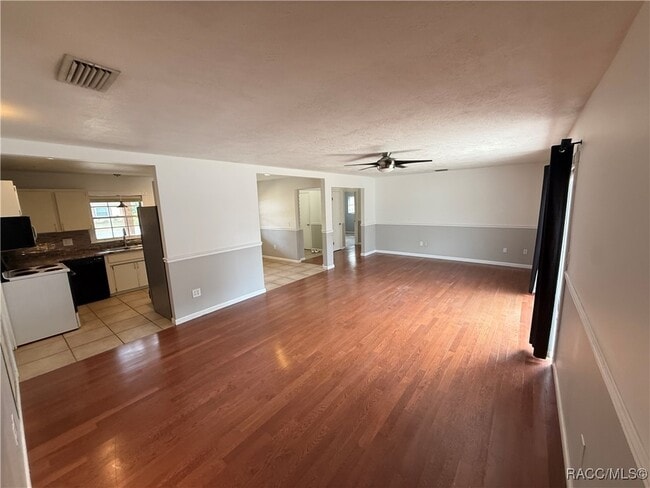 Building Photo - 920 N Lyle Ave