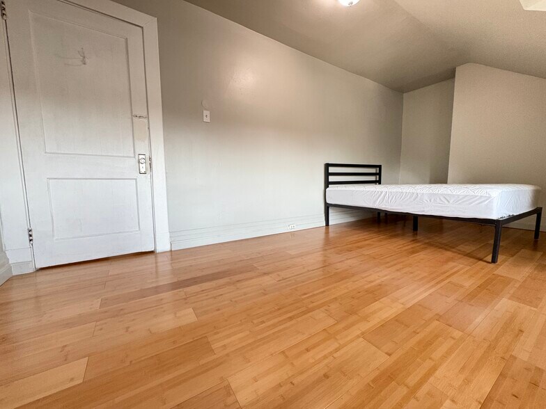 Building Photo - 5847 Nicholson St