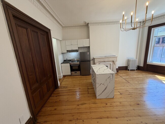 Building Photo - 43 Milford St