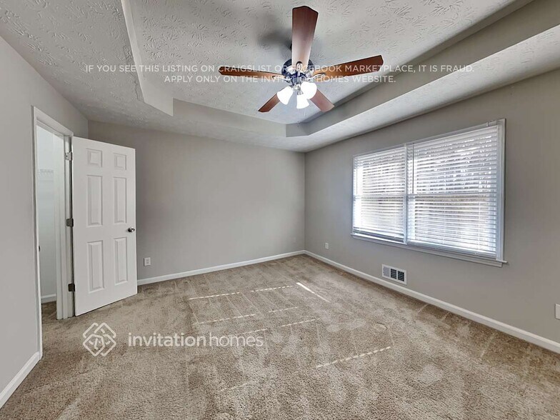 Building Photo - 300 E Country Woods Dr