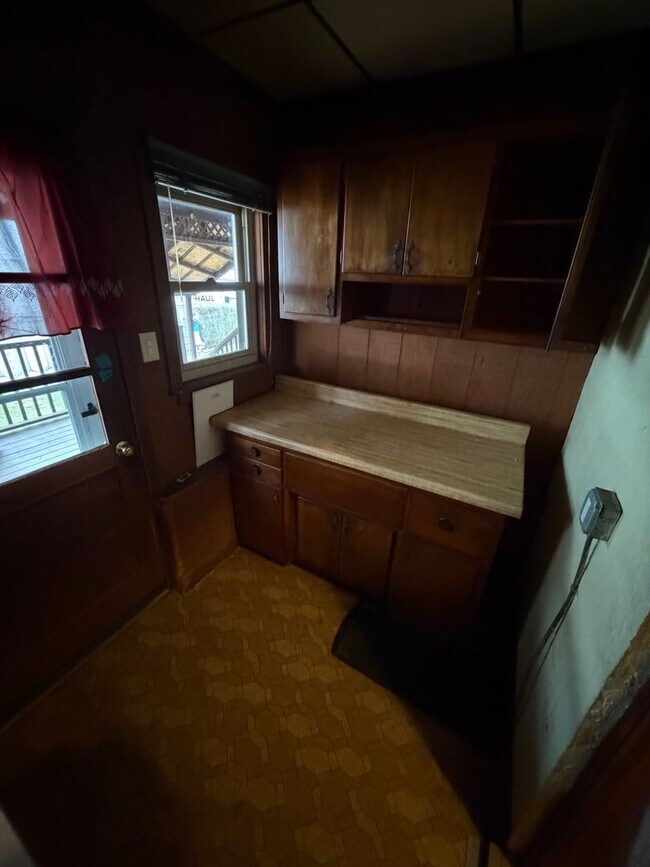 Building Photo - Spacious 4BR in a Quiet, Private Pocket